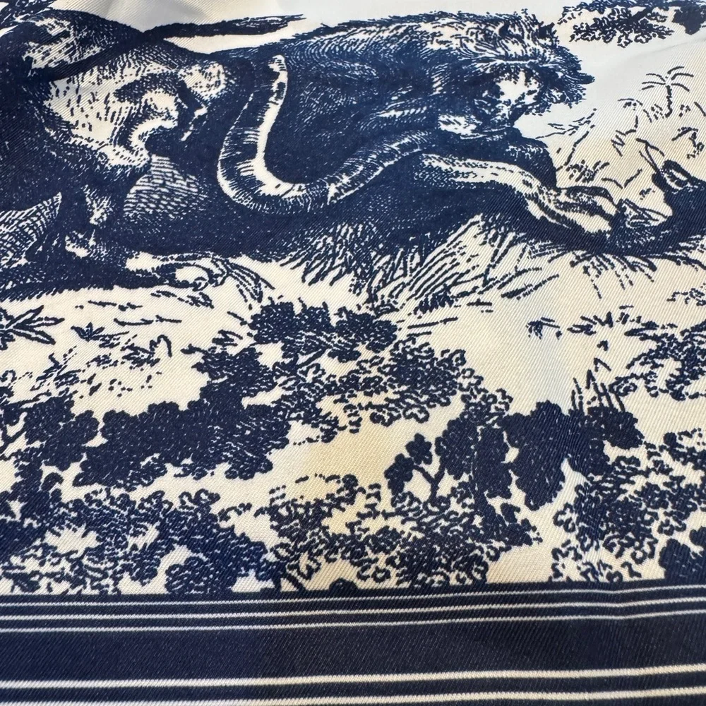 NEW Elegant Chic & CLASSIC Blue & White Scarf Animal Jungle print 34 X 34”